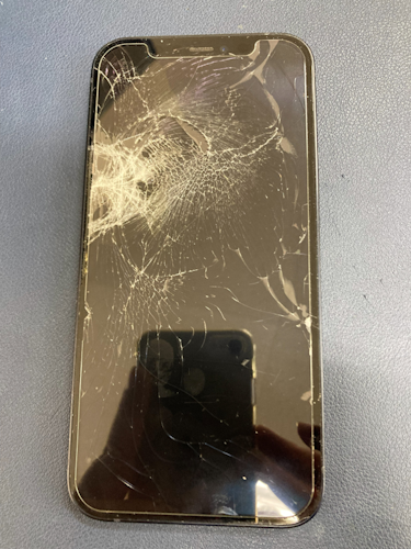 豊川市でiPhone12の画面割れ修理ならまちスマ豊川店へ】大きく割れて